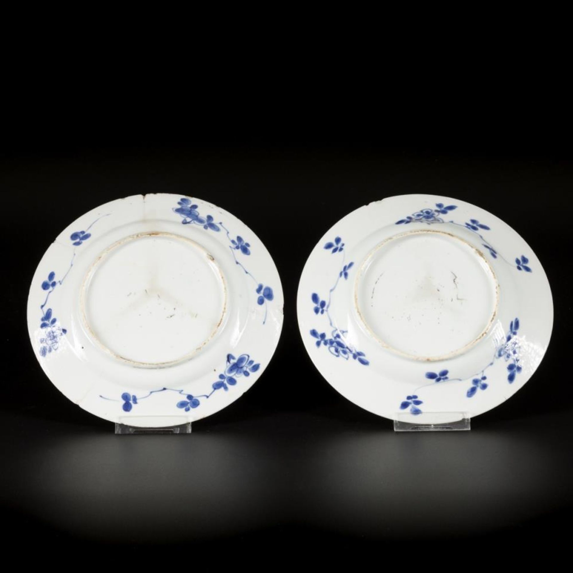 A set of (2) porcelain plates with floral decor, China, Kangxi. - Bild 4 aus 4