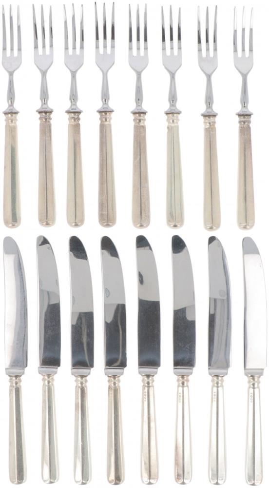 (16) piece set of fruit cutlery "Haags Lofje" silver.