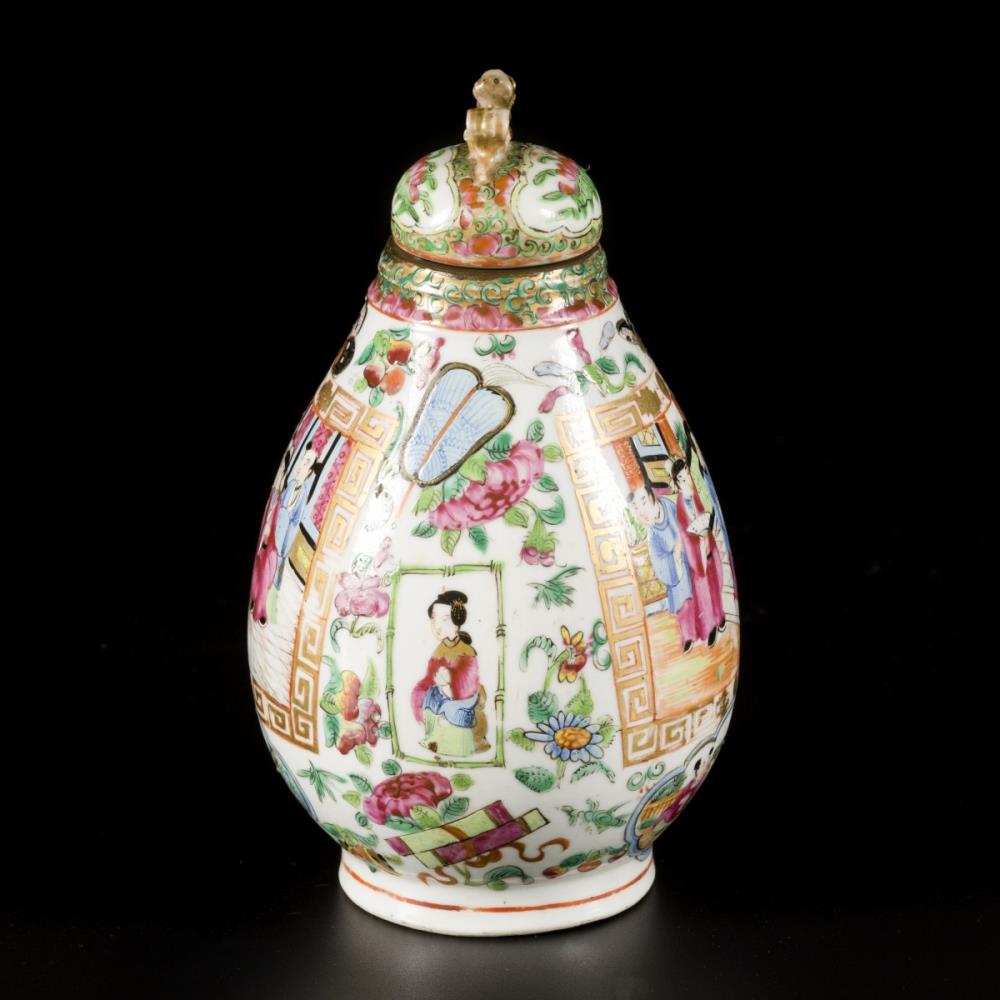 A porcelain storage jar with Canton decor, China, 19th century. - Image 2 of 6