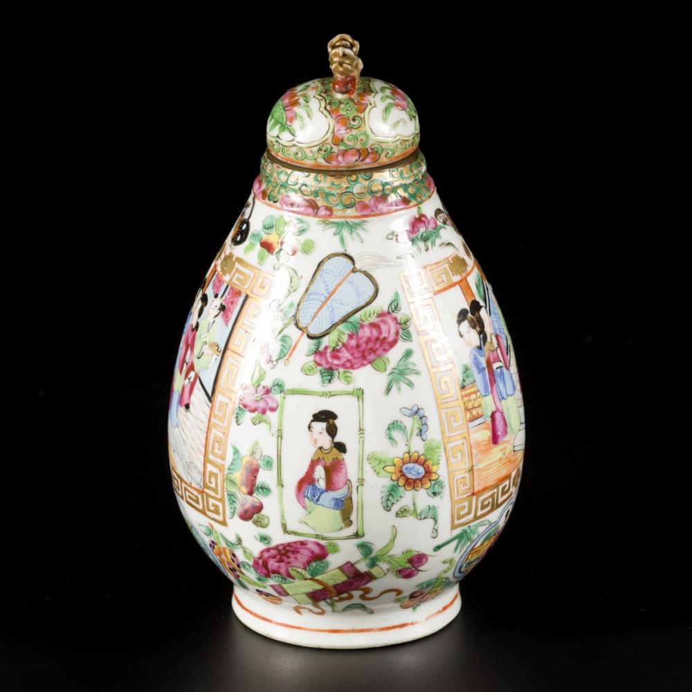 A porcelain storage jar with Canton decor, China, 19th century. - Image 4 of 6