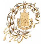 18K. Yellow gold pendant with coat of arms and monogram, rose cut diamonds and cultivated pearls.