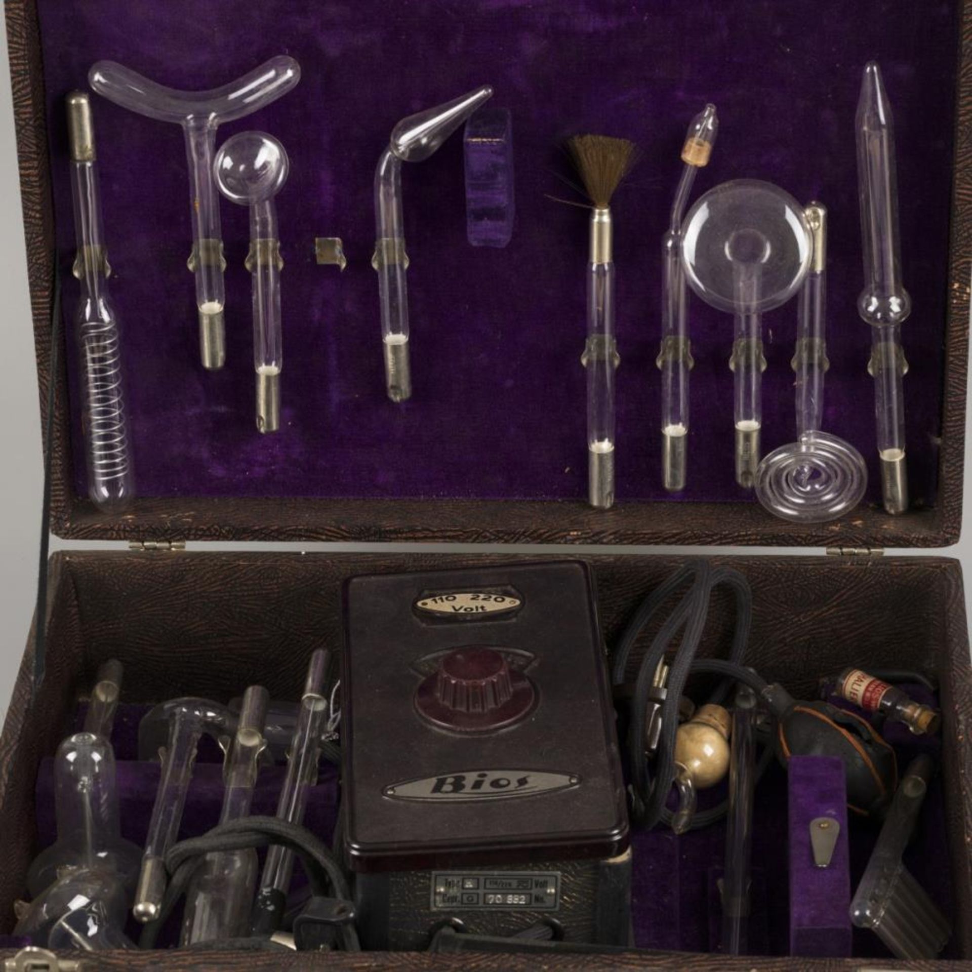 A 'Helios' set medical instruments for ultraviolet light therapy in case, Germany, 1920's. - Image 2 of 3