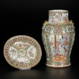 A lot consisting of a porcelain vase and a bowl with an open edge in Canton decor. China, 19th centu