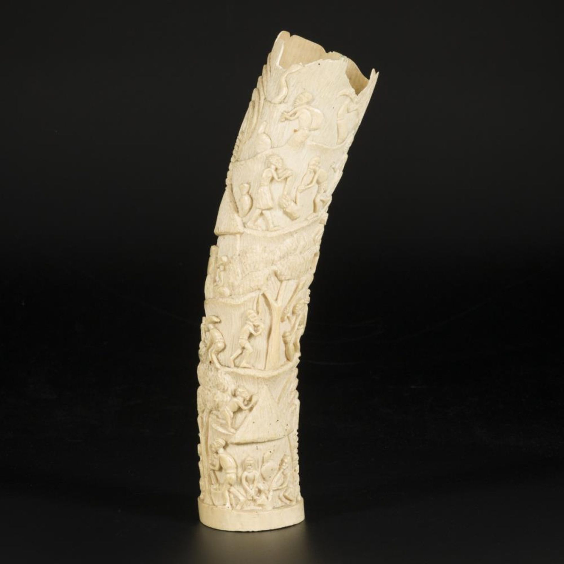 An ivory carving with depictions of African villagers, DRC, ca. 1920/30. - Bild 2 aus 6