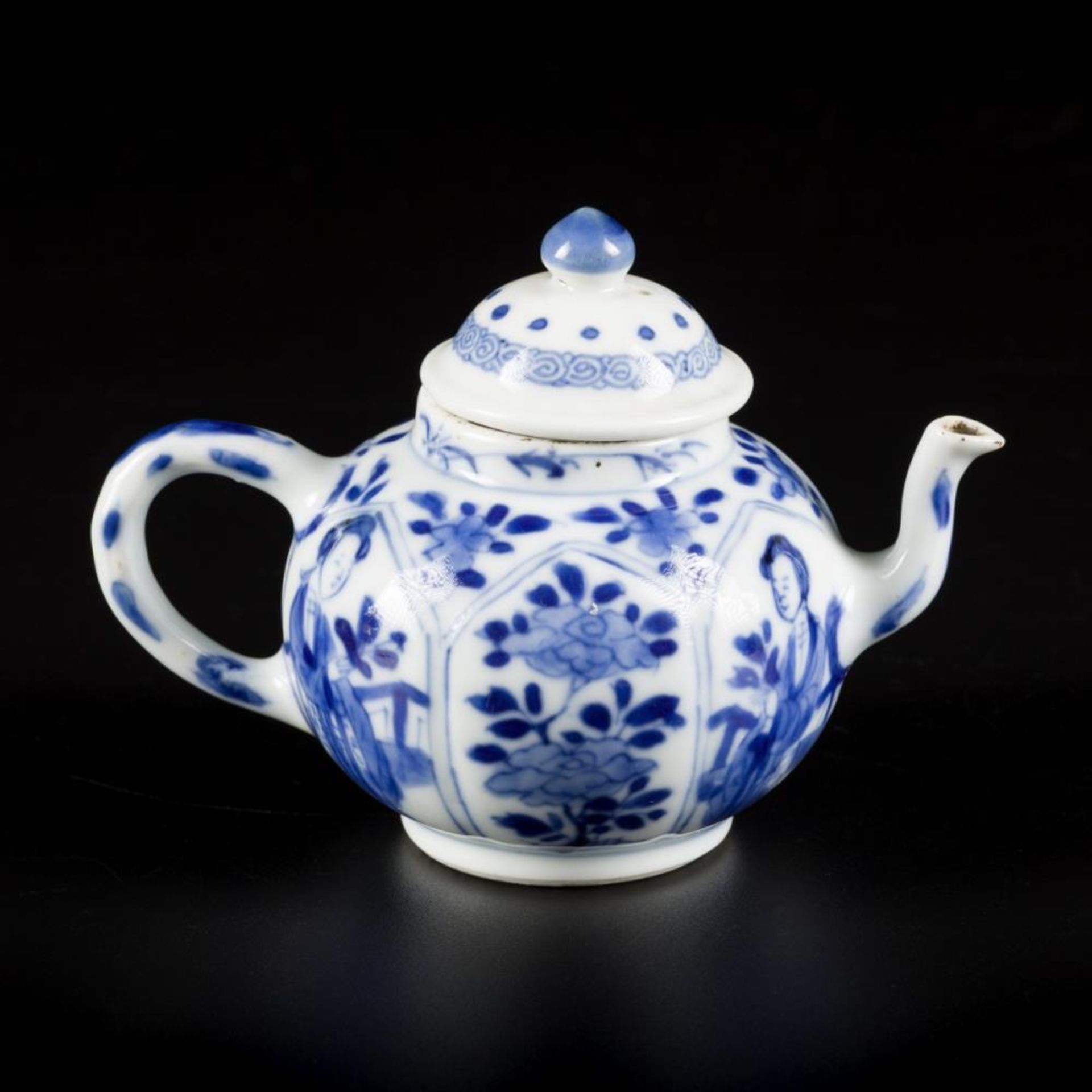 A porcelain teapot with decoration of flowers and Lingzi, marked Yu "jade", China, Kangxi. - Bild 3 aus 6