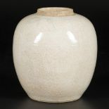 A porcelain storage jar with crackle glaze, China, 19th century.