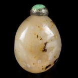 An agate snuff bottle, egg model, China, 19th century.