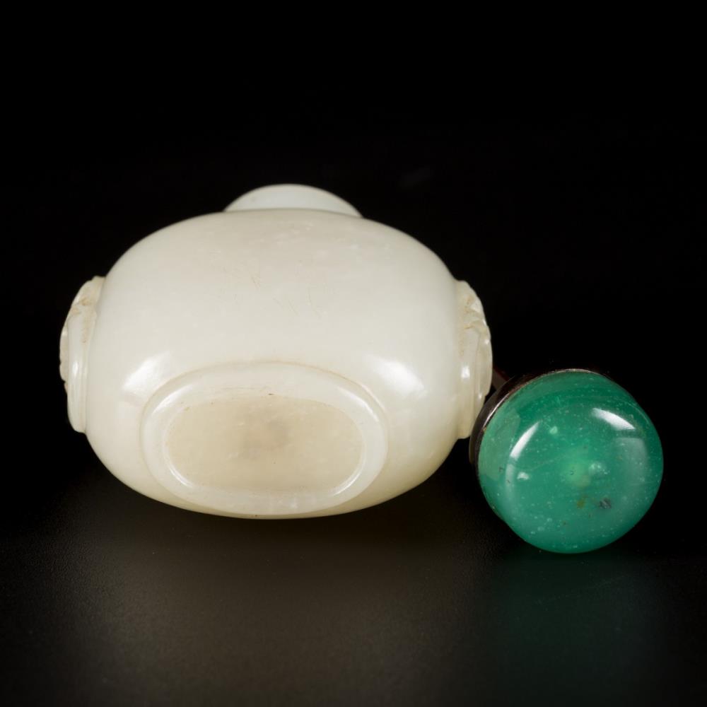 A Hetian white jade snuff bottle, spherical model, China, 19th century. - Image 5 of 5