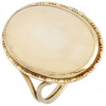 14K. Yellow gold vintage ring set with approx. 12.73 ct. white agate.