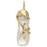 18K. Yellow gold vintage pendant set with a white baroque freshwater pearl.