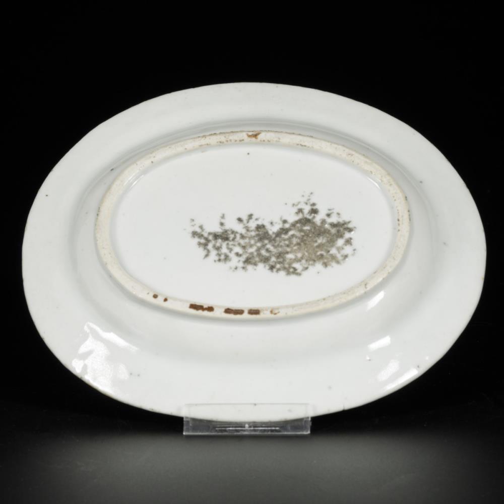 A porcelain charger with famille rose decor, a lid with the same decor has been added, China, 18th c - Image 4 of 4