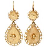 BLA 10K. Yellow gold earrings with graceful engraved details.