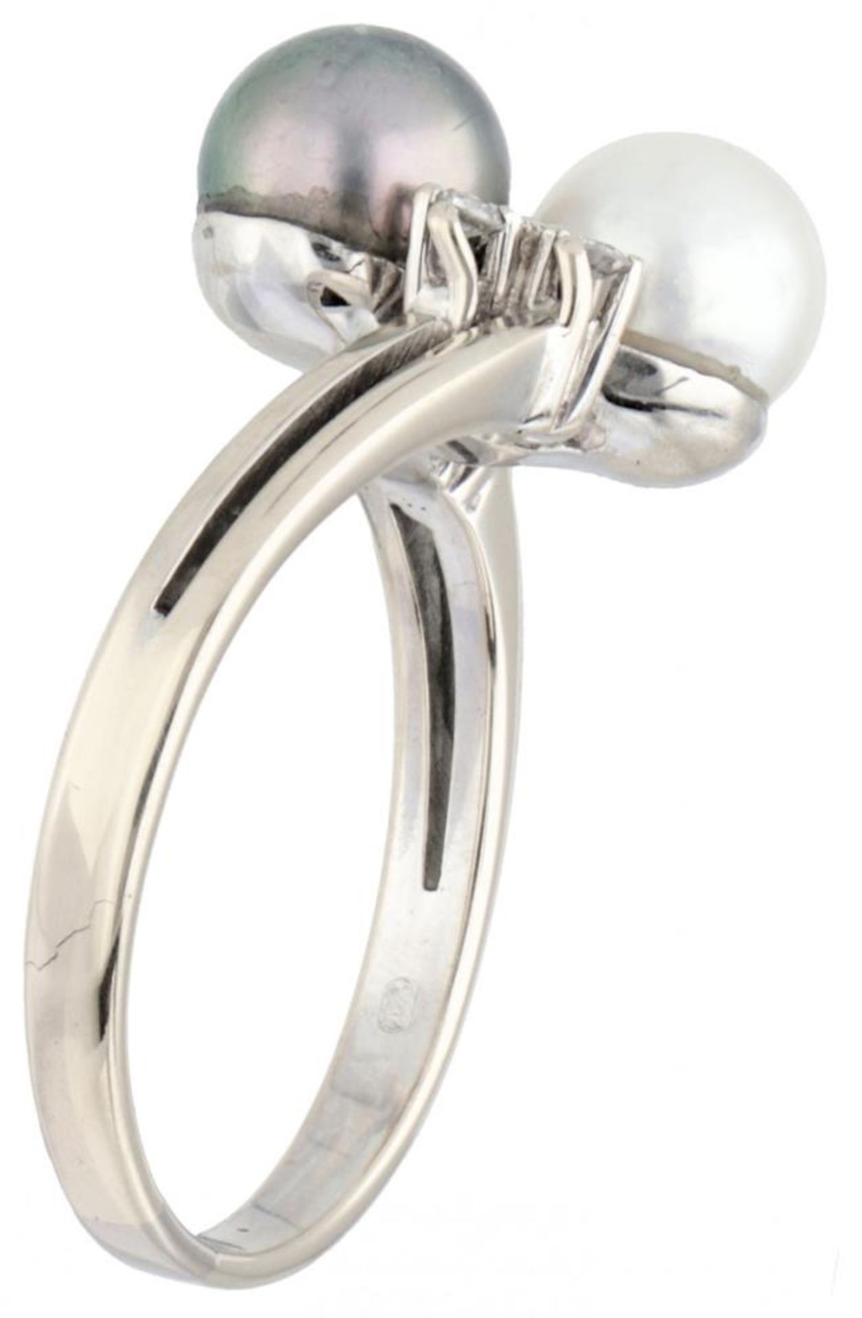 18K. White gold ring set with approx. 0.06 ct. diamonds and cultivated pearls. - Image 2 of 2