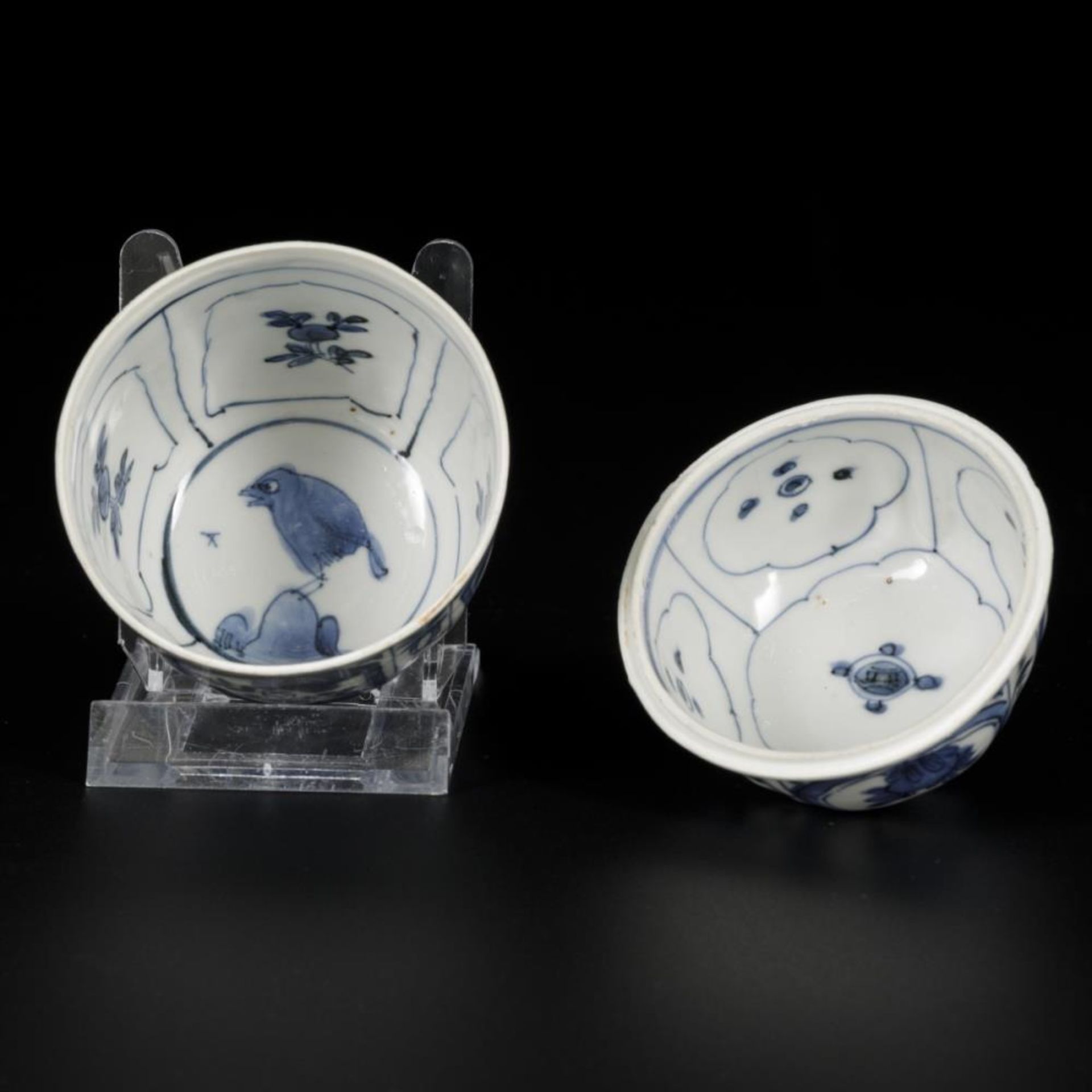 A porcelain lidded bowl with floral decor, China, Wanli. - Bild 6 aus 7