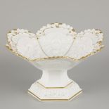 A porcelain tazza with gilt motifs, Meissen, late 20th century.