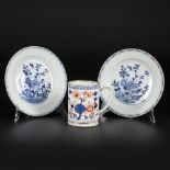 A lot comprised of (2) porcelain plates with floral decoration and a porcelain mug with Imari decor,