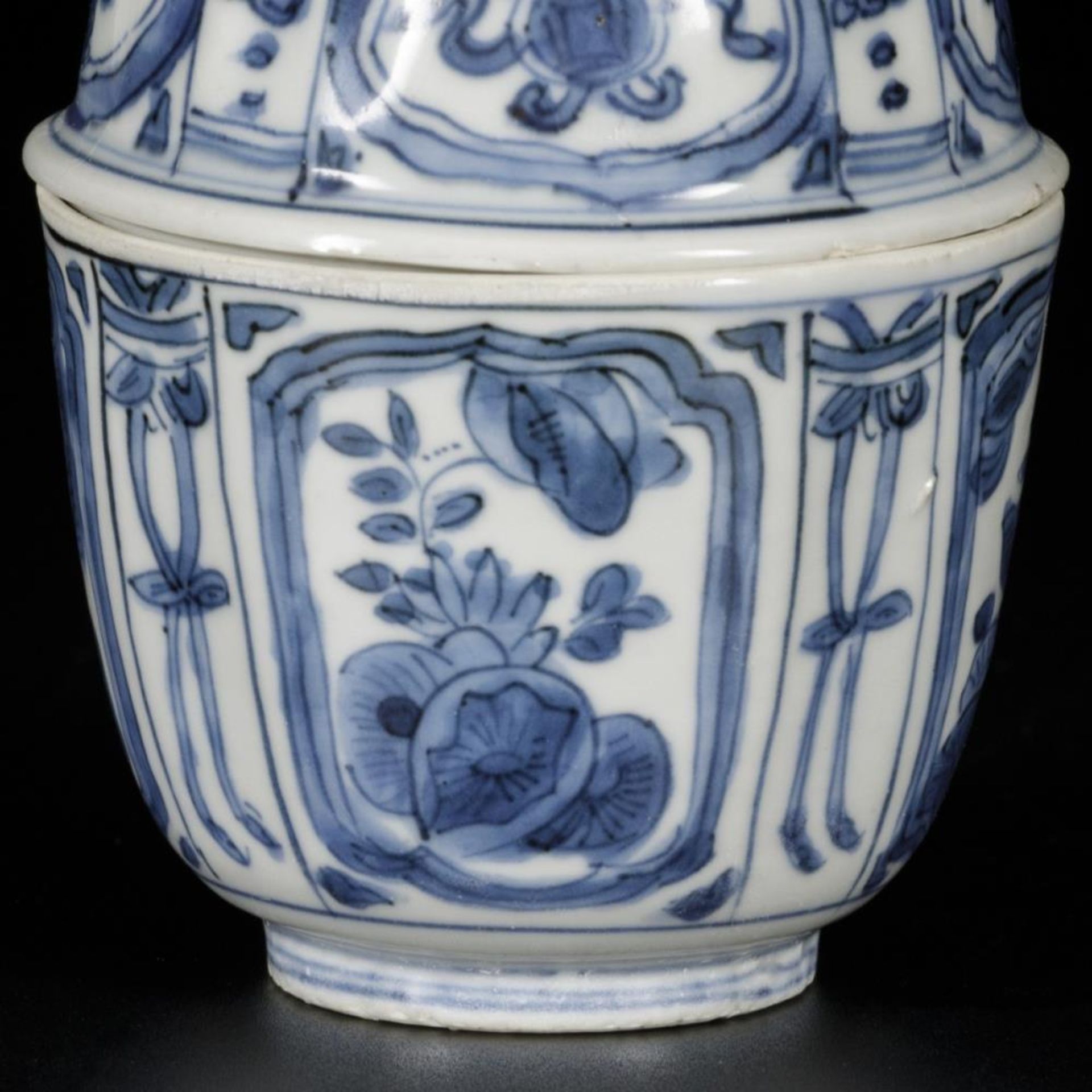 A porcelain lidded bowl with floral decor, China, Wanli. - Bild 3 aus 7