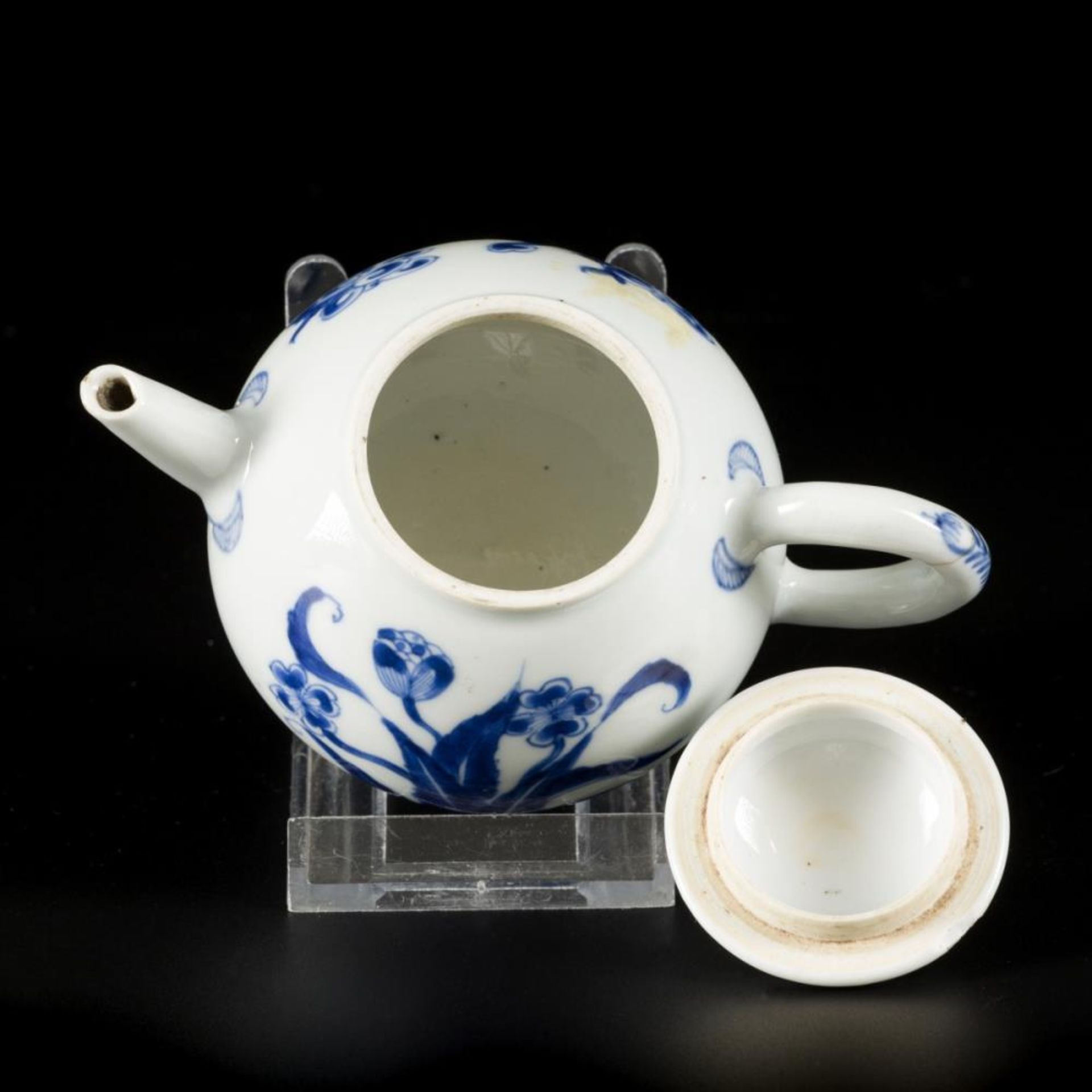 A porcelain teapot with floral decoration, China, Kangxi. - Bild 5 aus 7