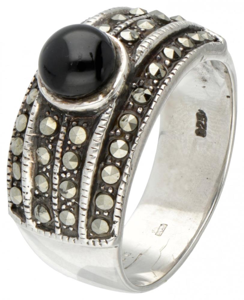 Silver ring set with onyx and marcasite - 925/1000.