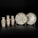 A lot of (3) porcelain vases and (2) plates with Canton decor, China, 19th century.