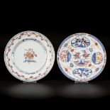 A lot comprised of (2) porcelain plates with Imari decoration, China, 18th century.