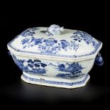 A porcelain lidded tureen with floral decoration, China, Qianglong.