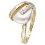 14K. Yellow gold ring set with approx. 0.025 ct. diamond and a freshwater pearl.