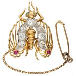 18K. Yellow gold insect brooch set with approx. 1.25 ct. diamond, ruby ​​and emerald.