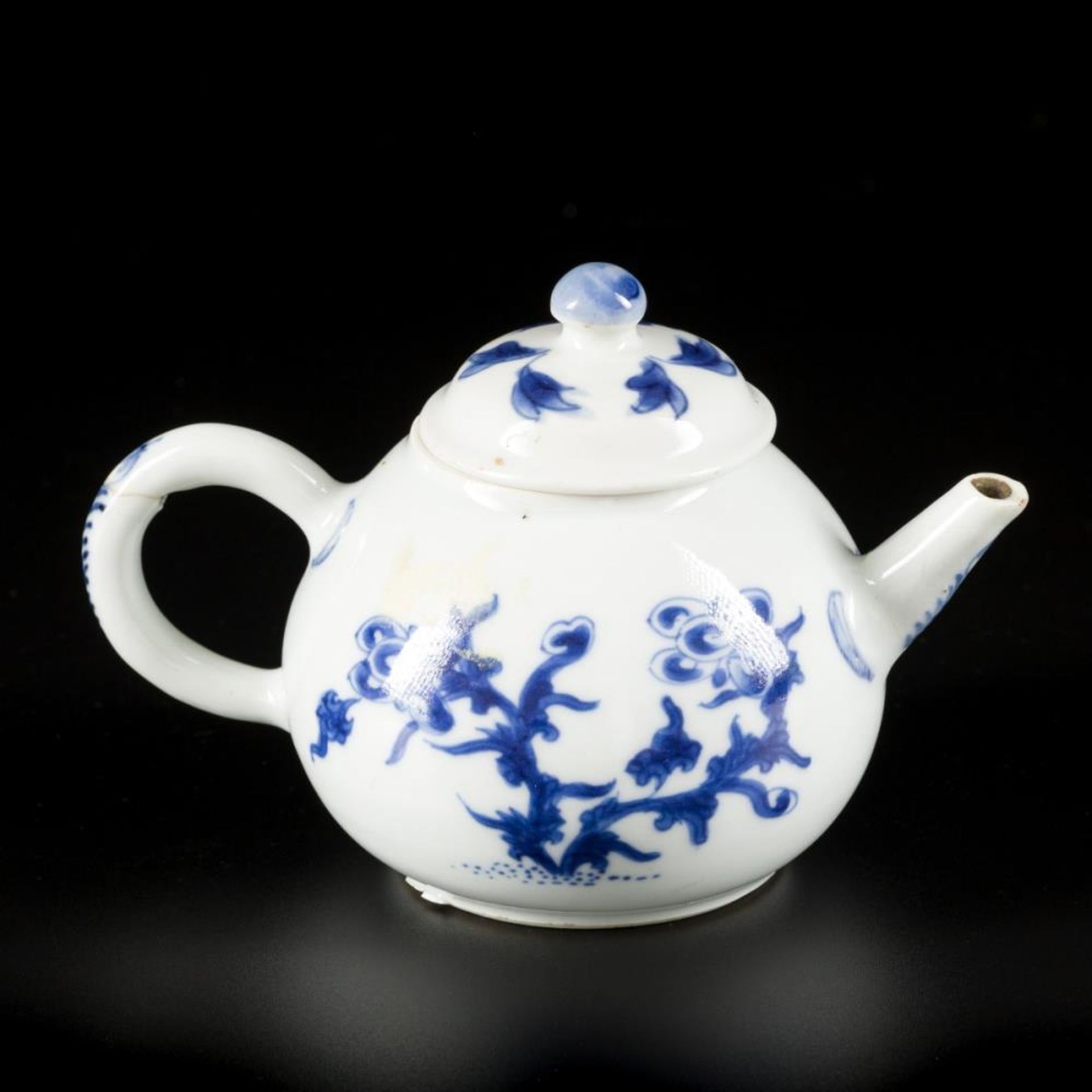 A porcelain teapot with floral decoration, China, Kangxi. - Bild 3 aus 7