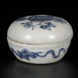 A porcelain lidded box with decor of a flower, China, Ming.