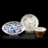 A lot comprising porcelain items a.w. a capuchin cup and saucer and an Imari dish, China, 18th centu