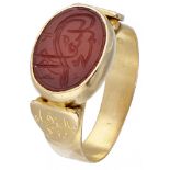 20K. Yellow gold intaglio ring with carnelian decorated with Arabic characters.