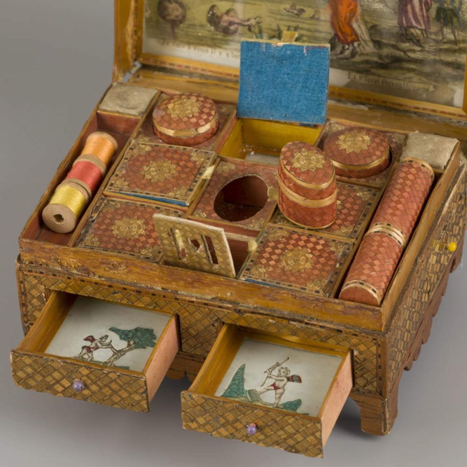 A straw marquetry onlaid sewing box, France, 2nd quarter 19th century. - Image 3 of 3