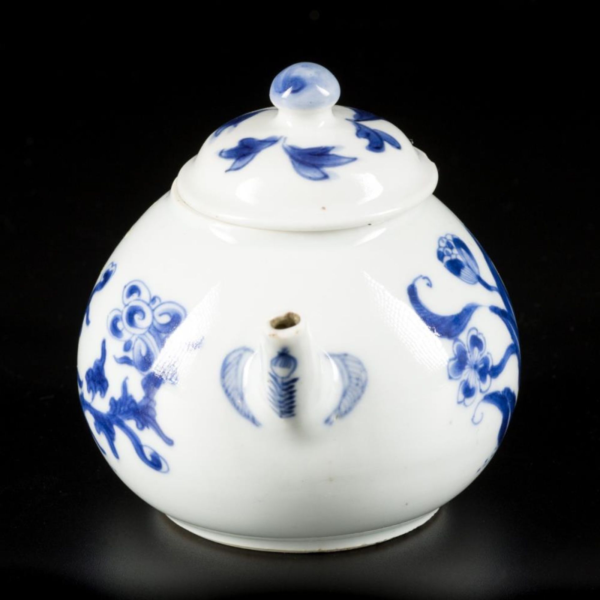 A porcelain teapot with floral decoration, China, Kangxi. - Bild 4 aus 7