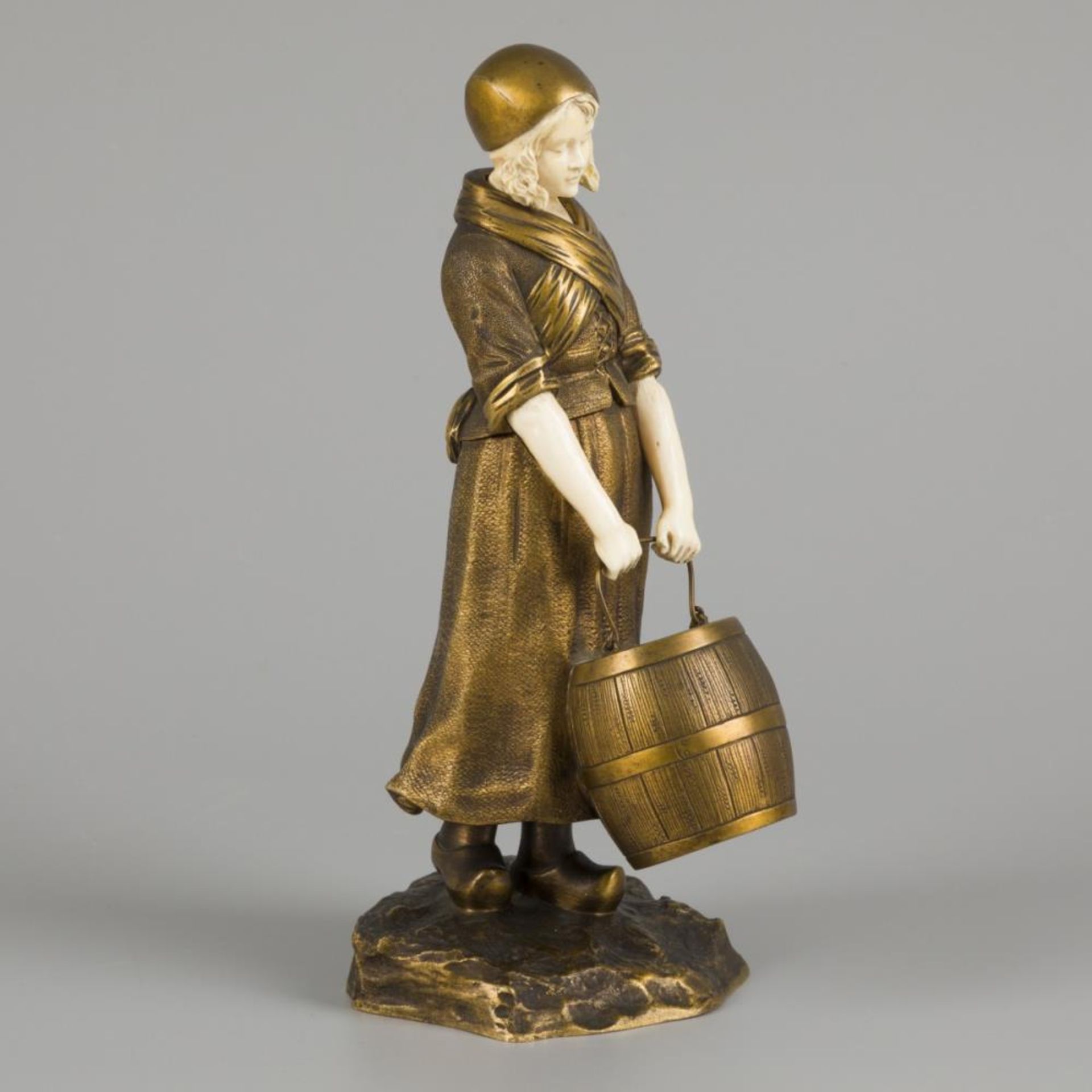 Dominique Alonzo (act. 1910 - 1930), A 'chryselephantine' figure water carrier - porteuse d'eau, Fra - Bild 2 aus 4