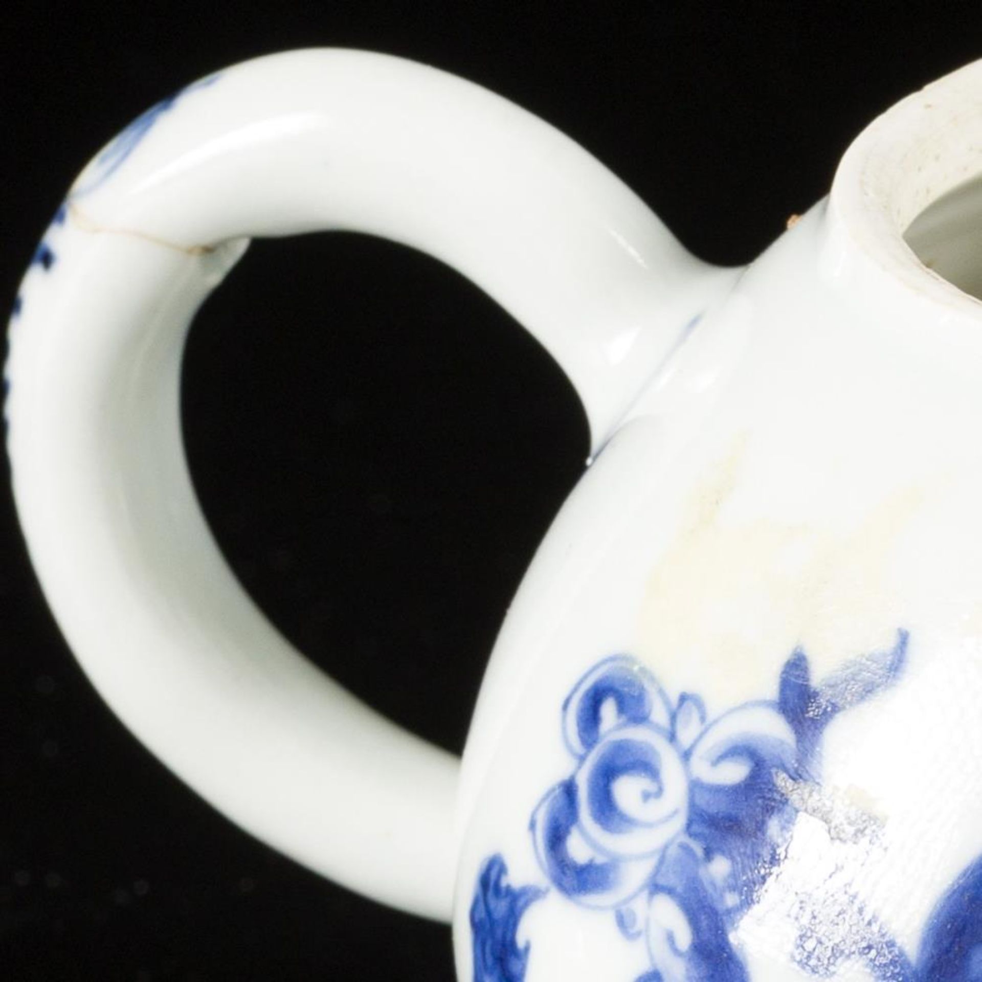 A porcelain teapot with floral decoration, China, Kangxi. - Bild 7 aus 7