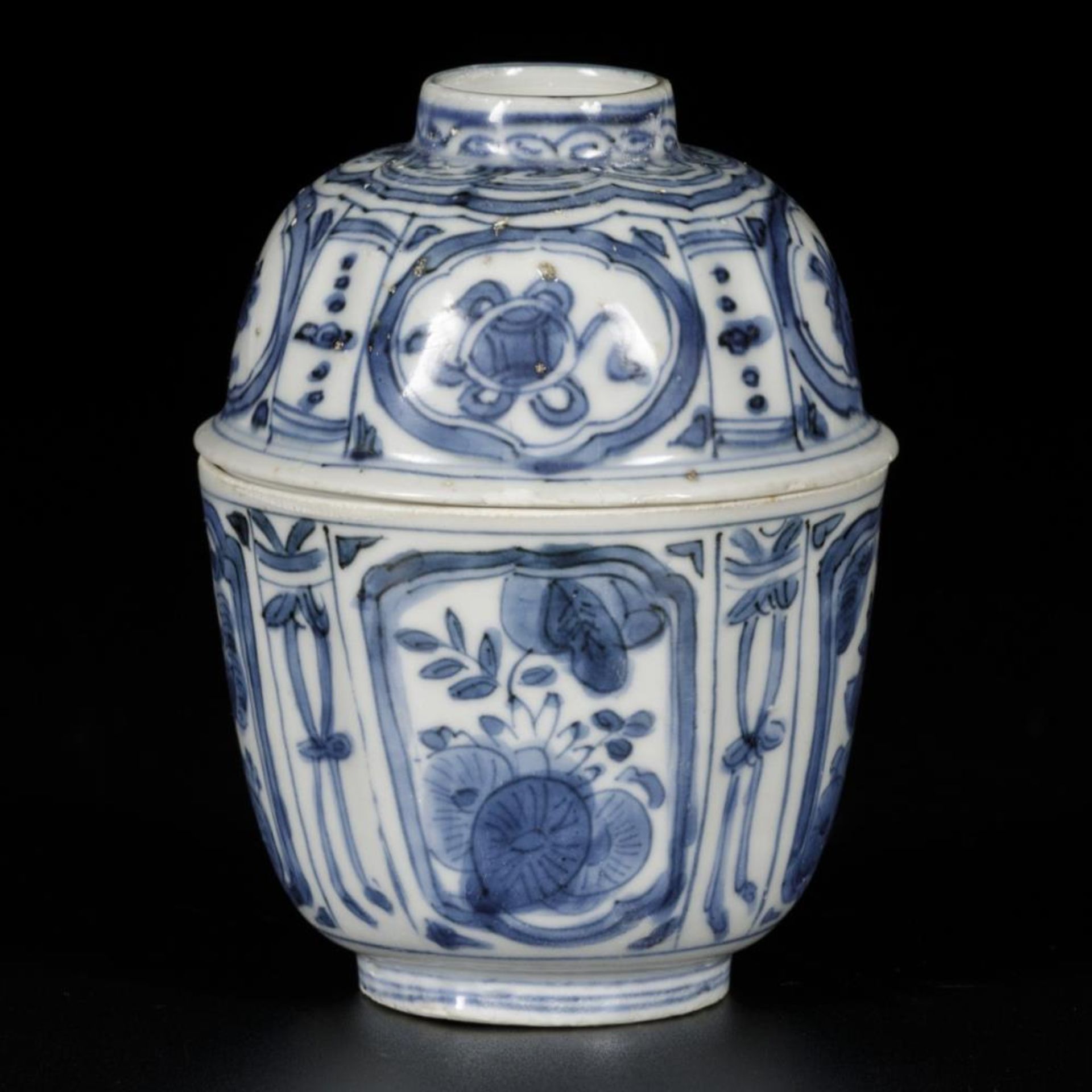 A porcelain lidded bowl with floral decor, China, Wanli.