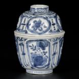 A porcelain lidded bowl with floral decor, China, Wanli.