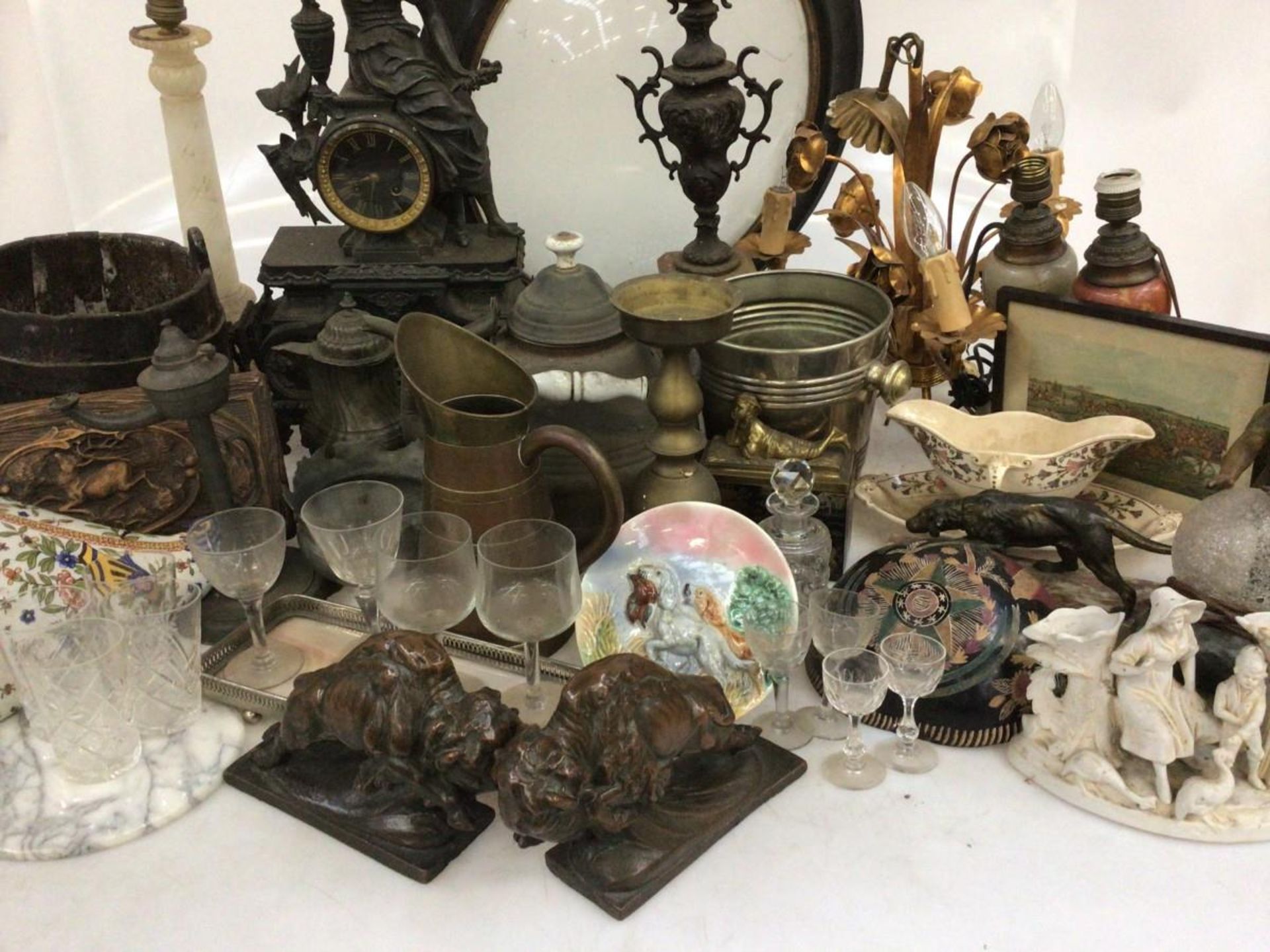 A large lot containing a milk bucket, a candlestick, various copper and tin work, a pair of cast boo - Bild 8 aus 16