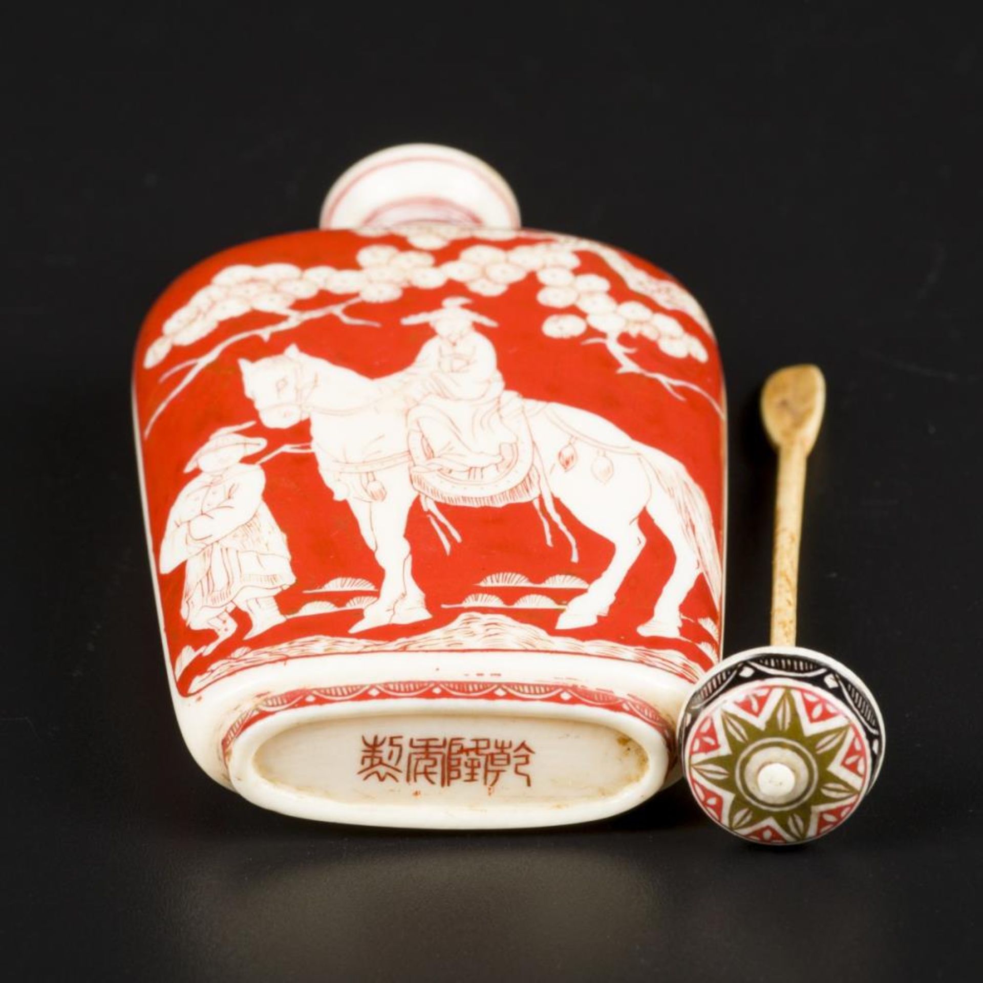 An ivory snuff bottle decorated with various figures under a blossom tree. China, late 19th century. - Image 4 of 5
