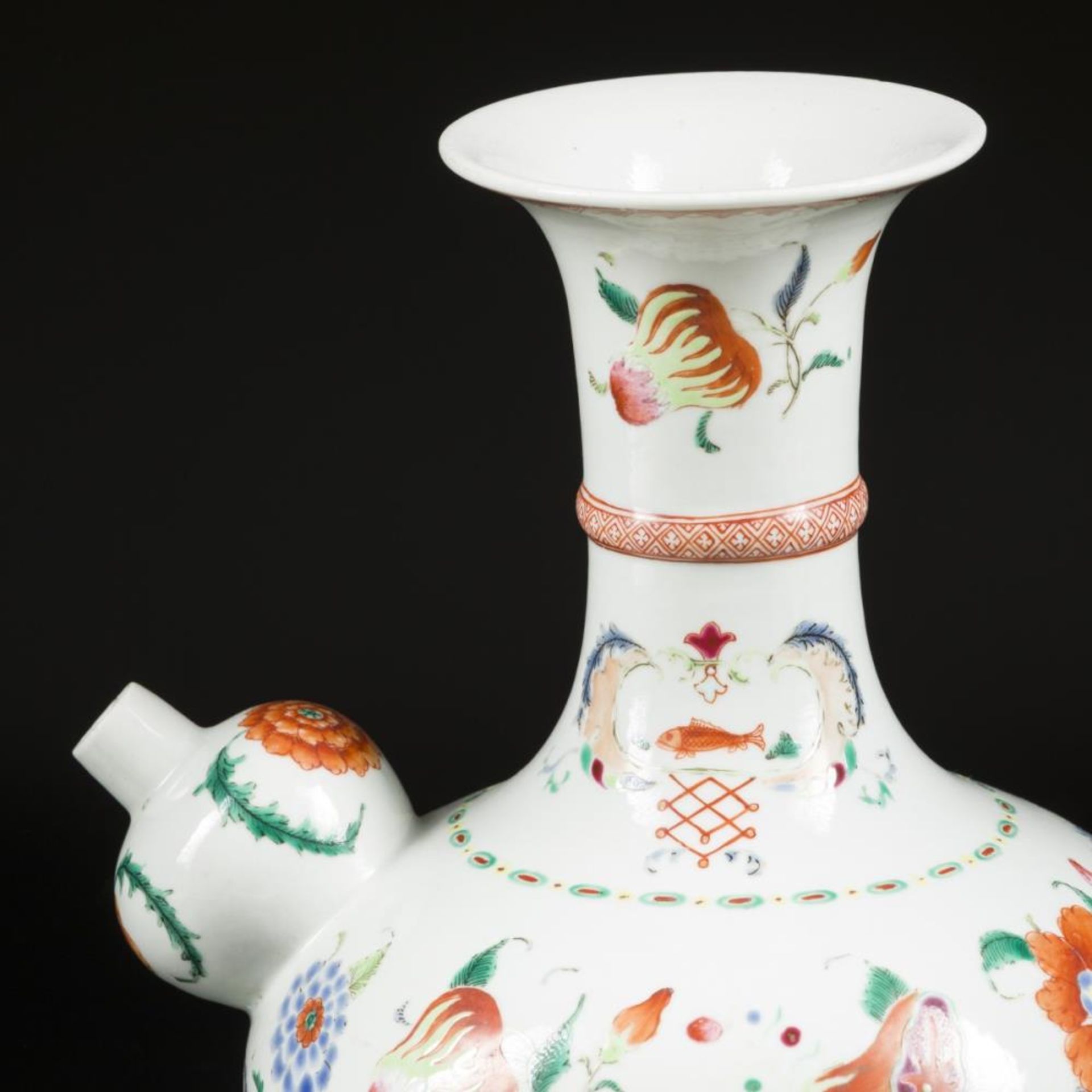 A porcelain famille rose kendi. China, 18th century. - Bild 3 aus 7