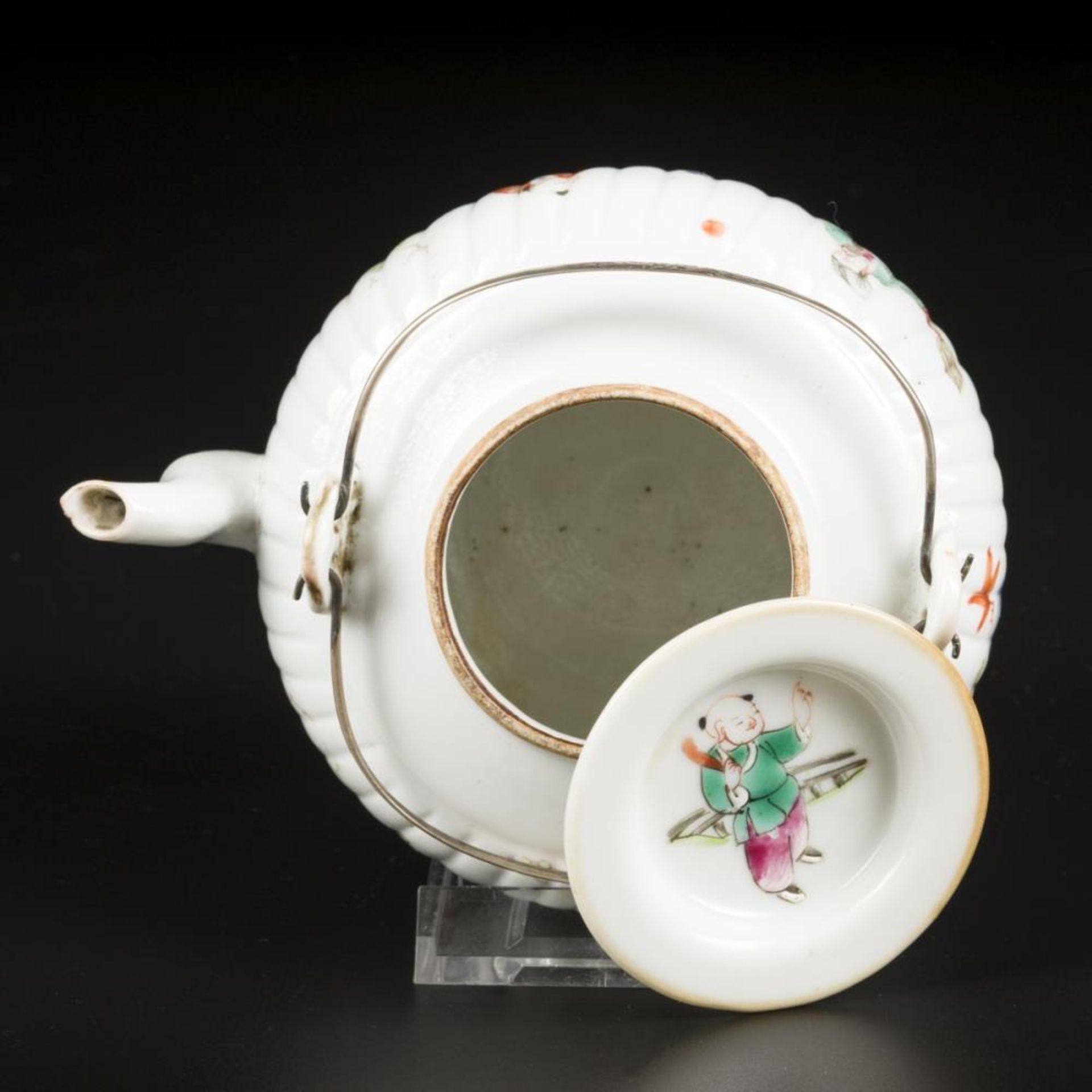A porcelain famille rose teapot decorated with various figures. China, Republic period. - Bild 5 aus 6