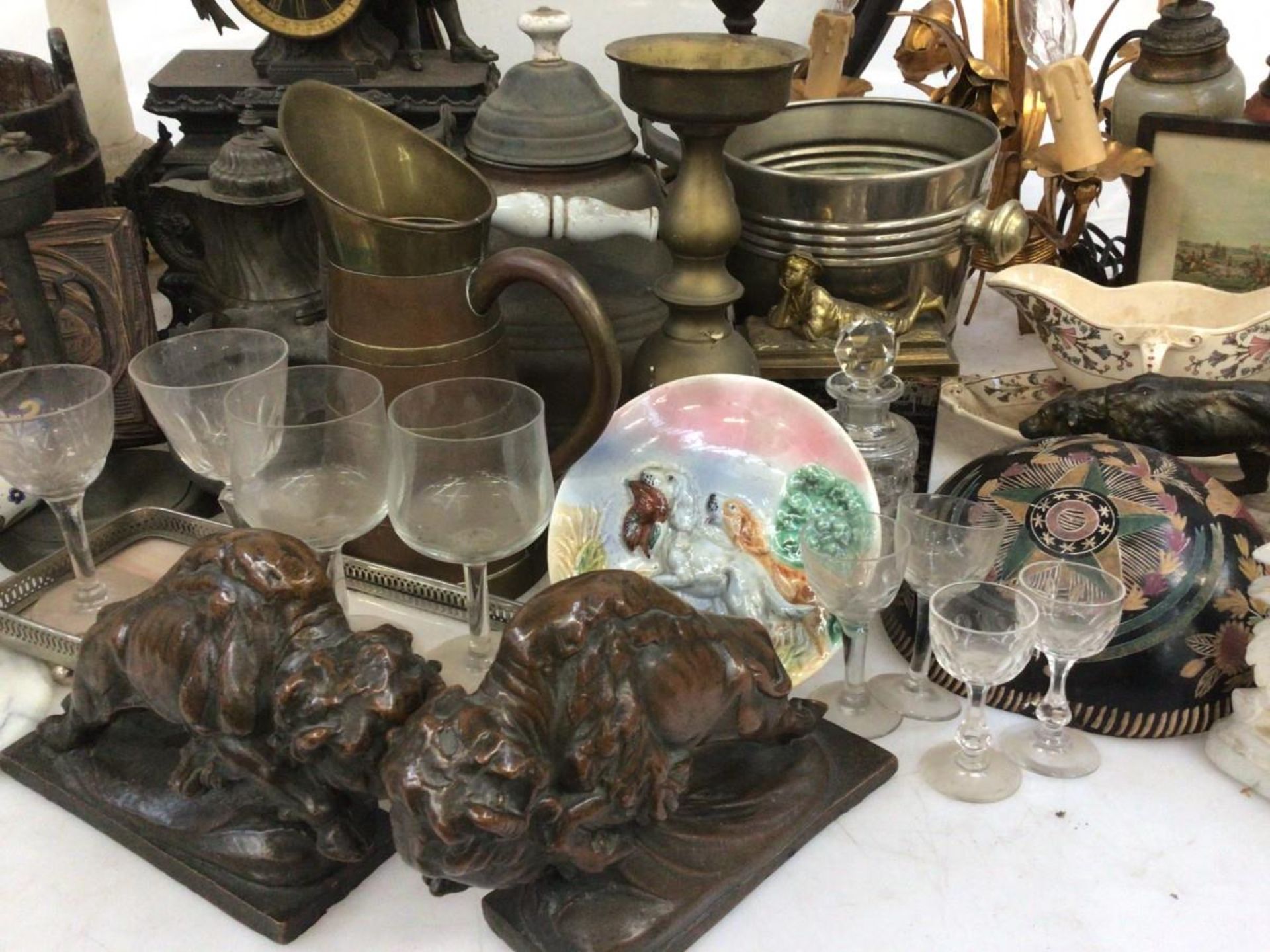 A large lot containing a milk bucket, a candlestick, various copper and tin work, a pair of cast boo - Bild 15 aus 16