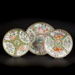 A lot of (3) porcelain plates with Canton decor. China, 19th century.