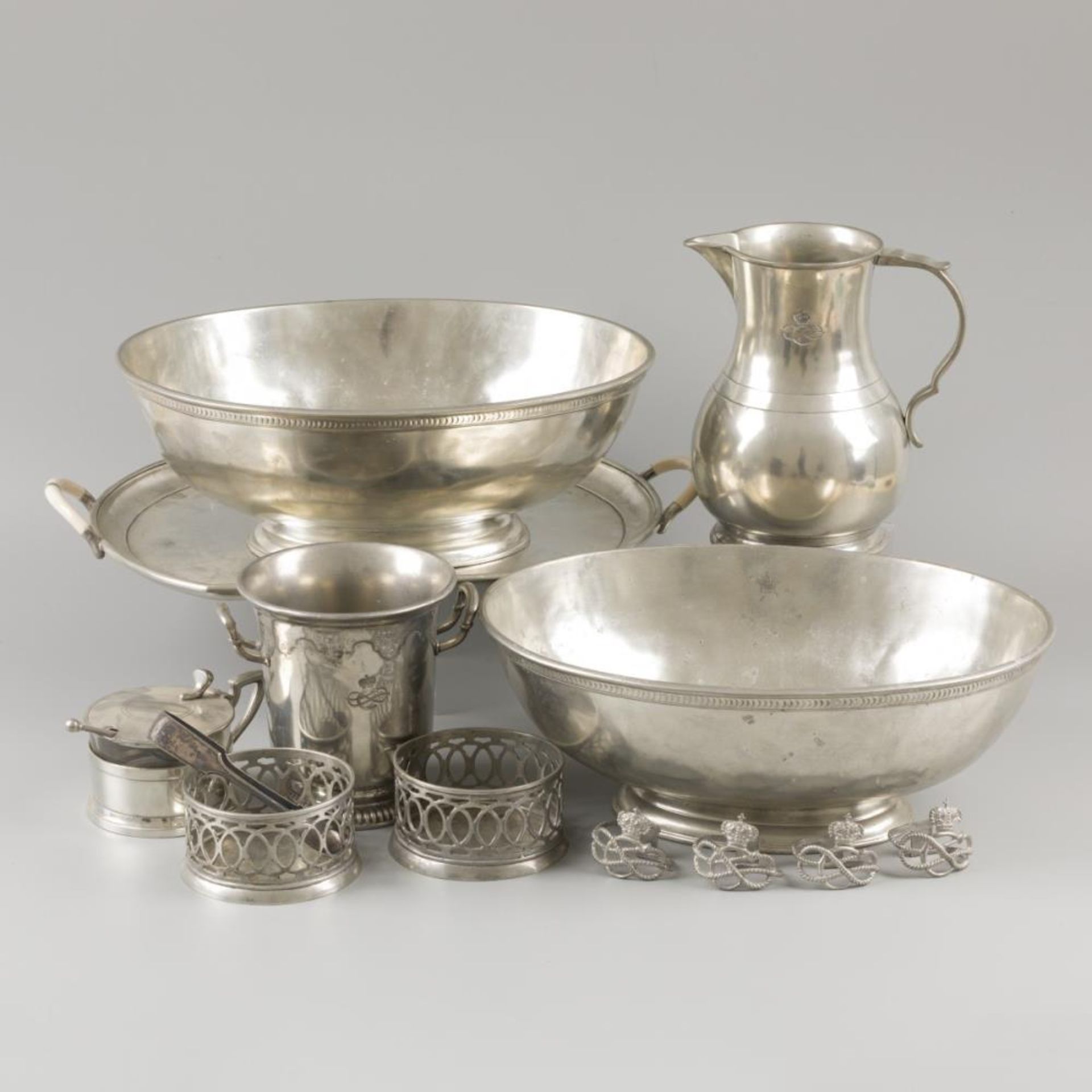 A collection of plate items, originating from a ship, 20th century.