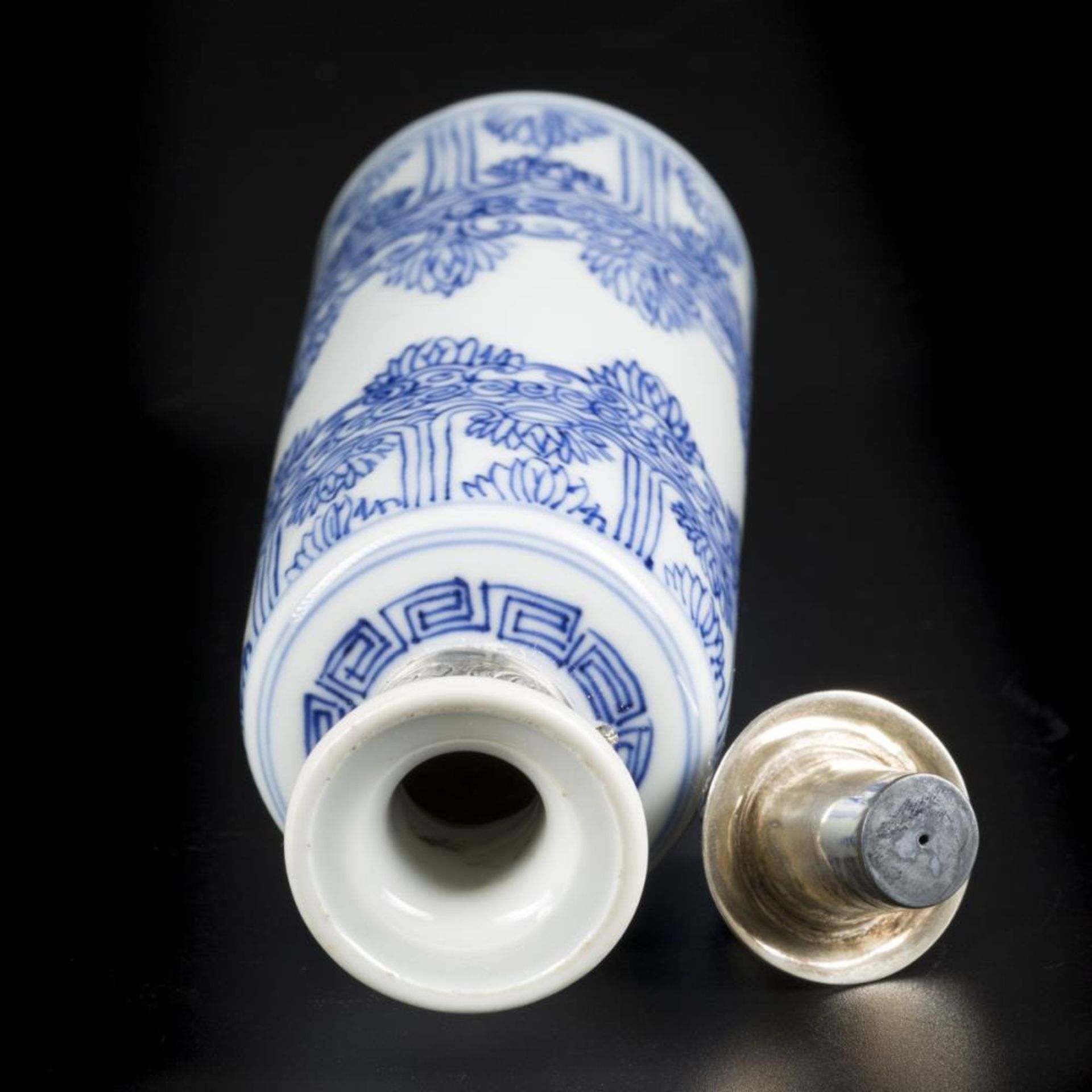 A porcelain tea pot with silver rim and stopper, marked Yu (jade). China, Kangxi. - Image 6 of 8
