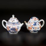 A lot of (2) porcelain teapots with Imari decoration. China, 18th century.