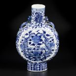 A porcelain moonbottle decorated with dragons. China, 19th century.