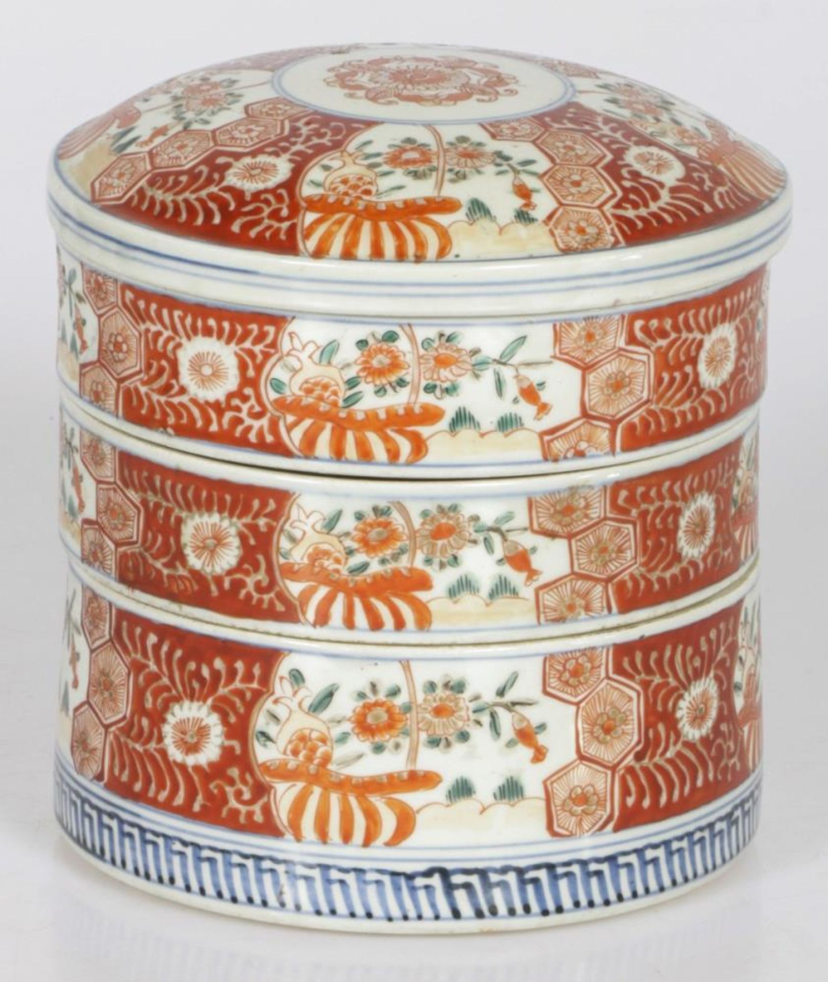An Arita porcelain lidded box, Japan, ca. 1900.