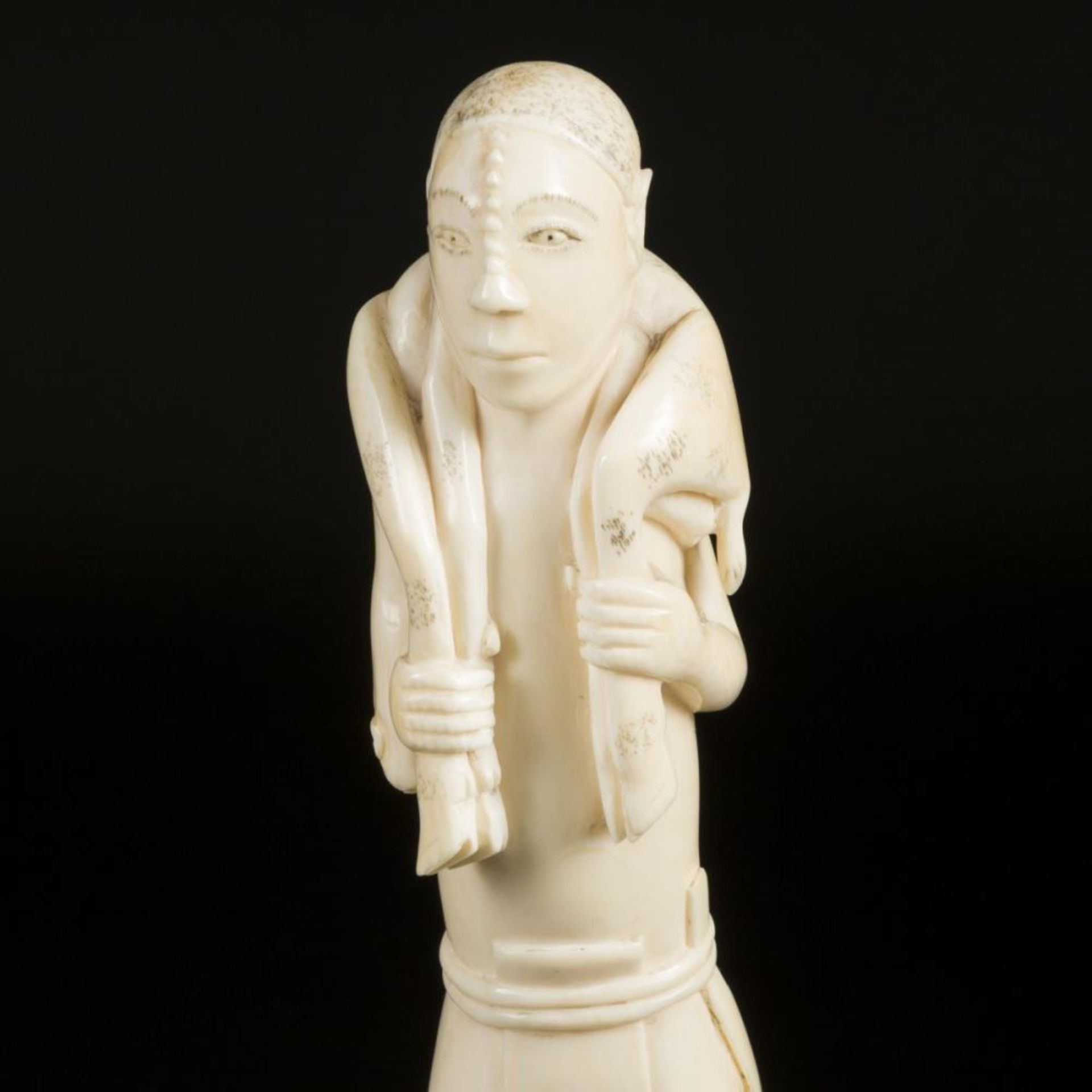 An ivory carving depicting a hunter with antilope on his shoulders, D.R. Congo, ca. 1900. - Image 3 of 4